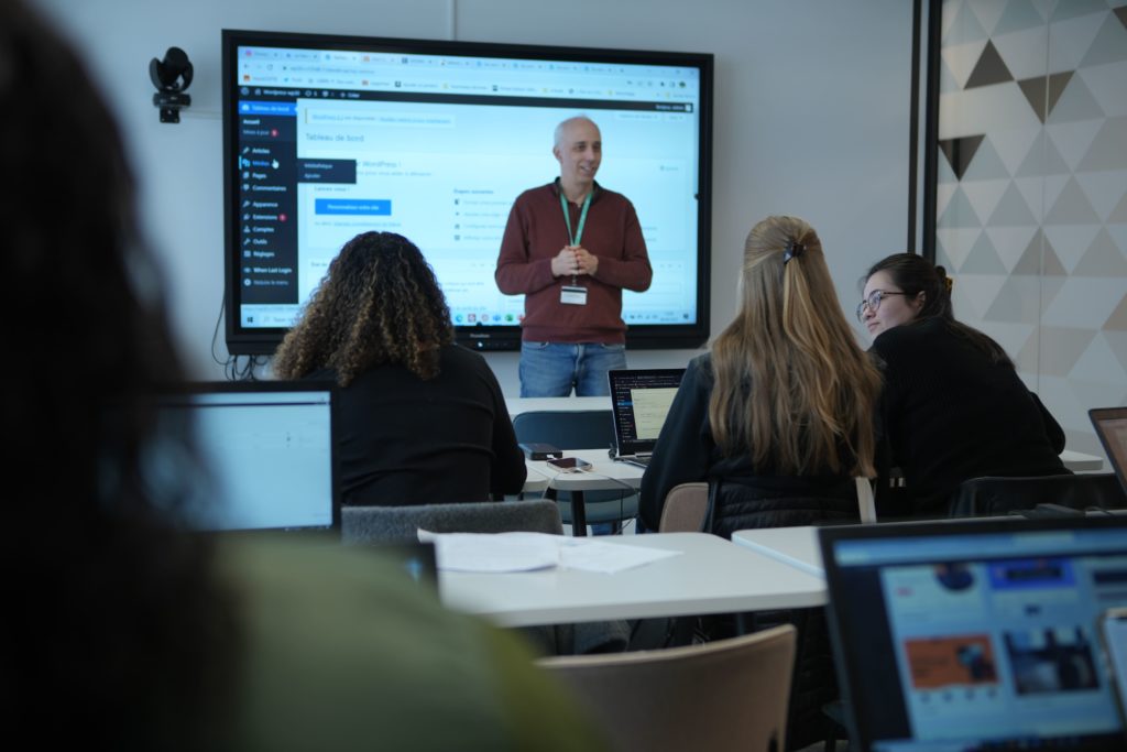 Formateur en cours au sein d'une salle de classe à l'imc alternance 